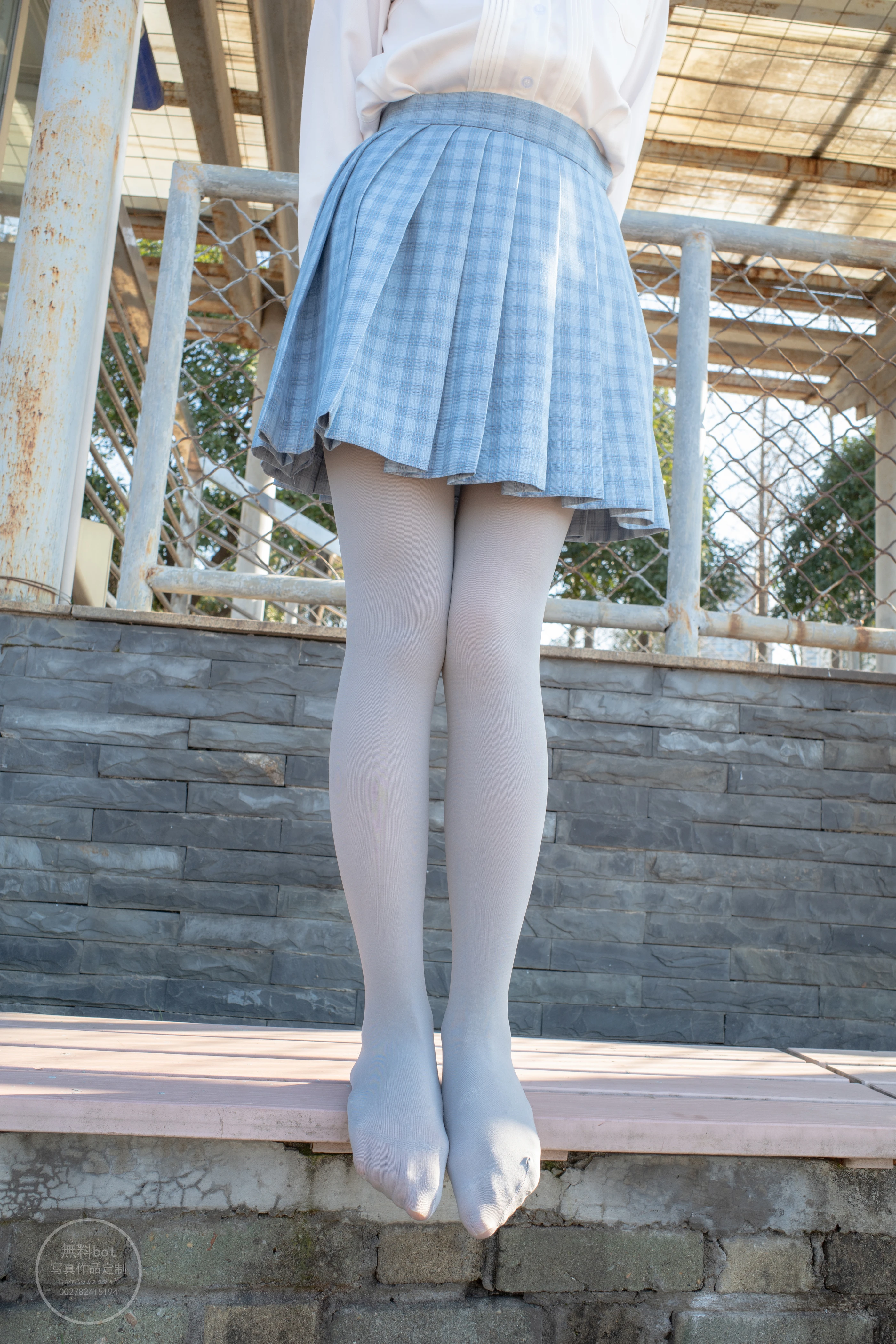 森萝财团 有料 NO.030 小香 户外公园里的JK制服灰丝美腿 [100P]插图8